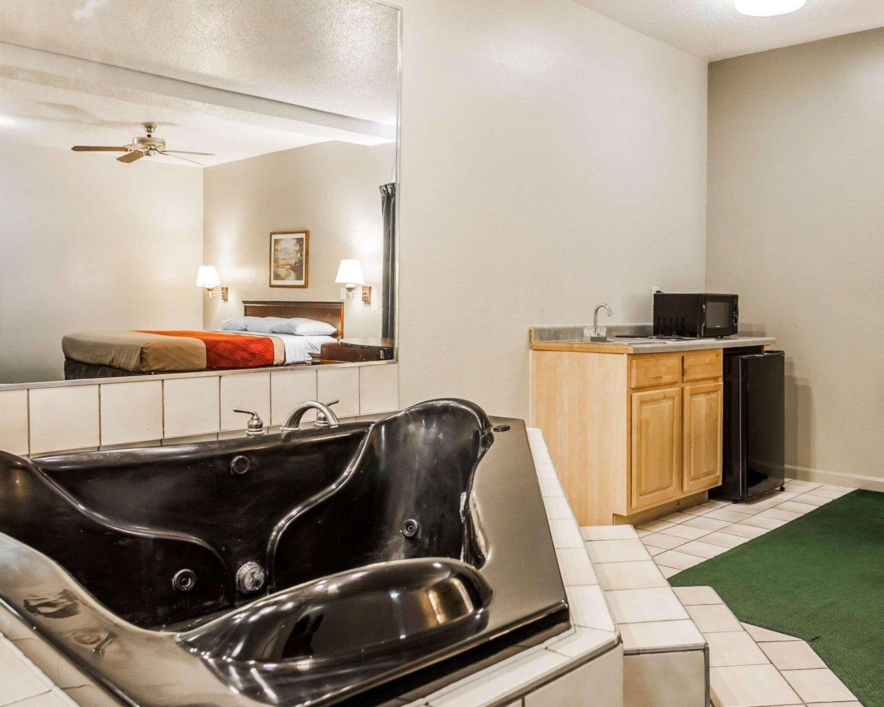 Econo Lodge Inn & Suites Granite City Eksteriør bilde